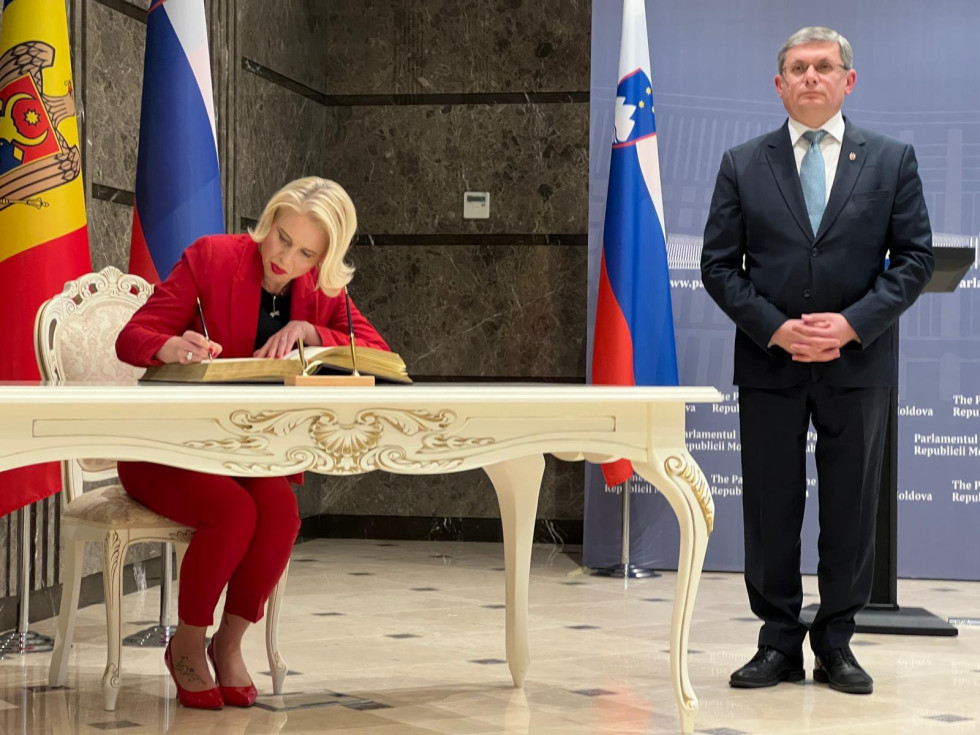 predsednica DZ RS se vpisuje v knjugo gostov