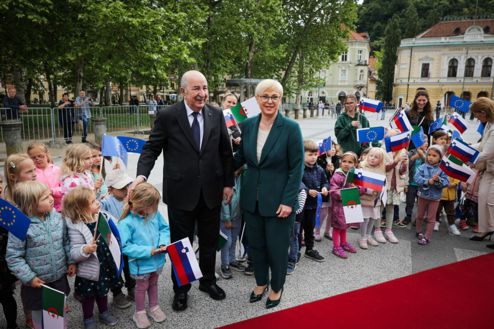 oba predsednika med otroki na Kongresnem trgu v Ljubljani