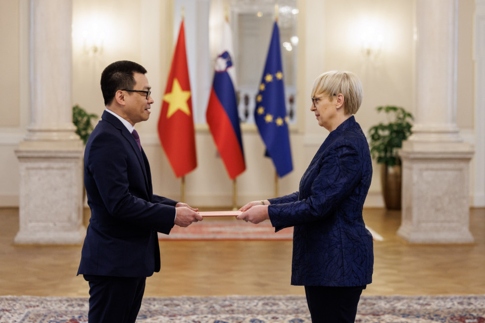predaja pred zastavami v predsedniški palači