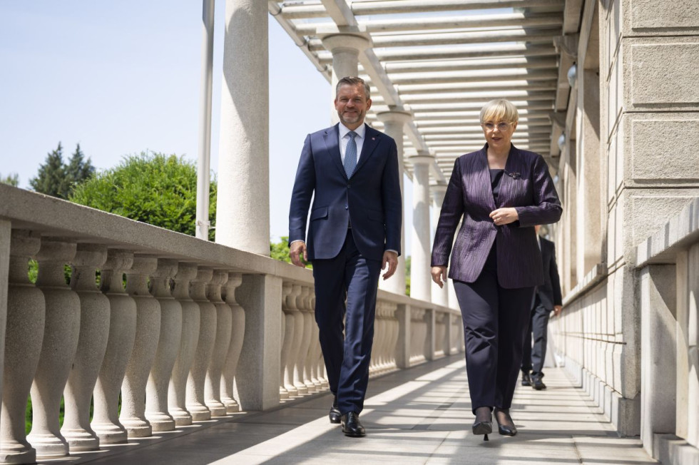 Oba predsednika hodita eden zraven drugega zunaj pred Vilo Podrožnik