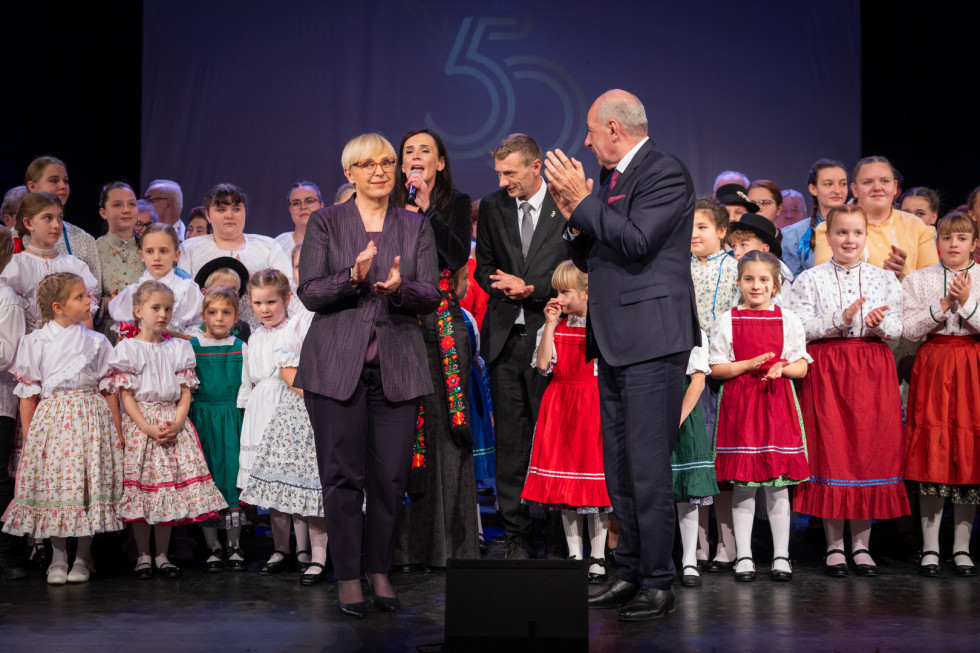 oba predsednika na odru z otroki