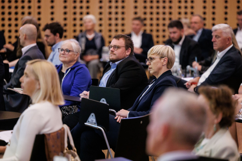 predsednica s strokovnjaki med diskusijo