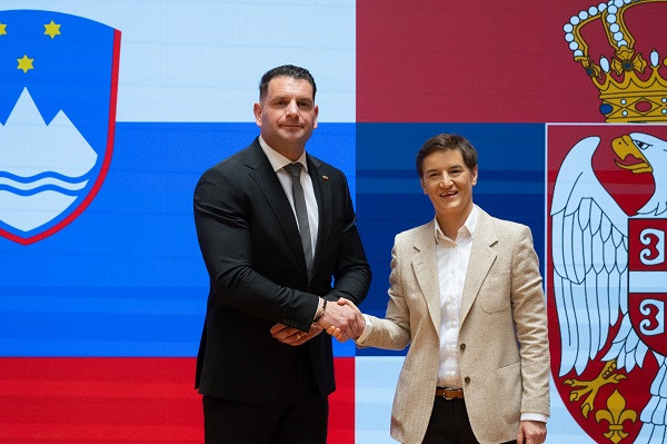 rokovanje z gostiteljico