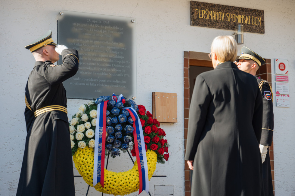 predsednica med polaganjem venca