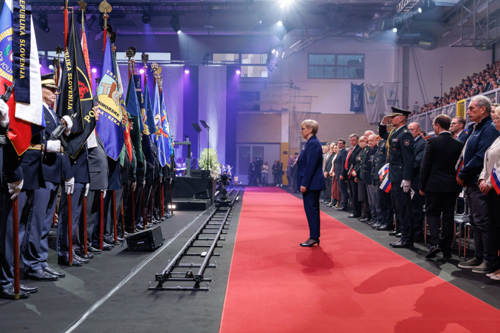 predsednica republika ob pregledu častne čete