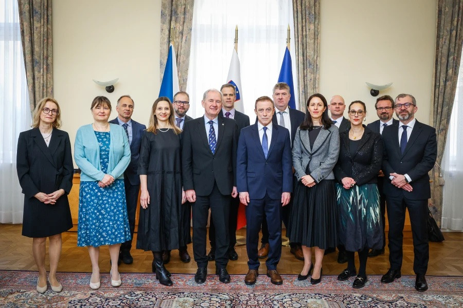 obe delegaciji na skupinski fotografiji