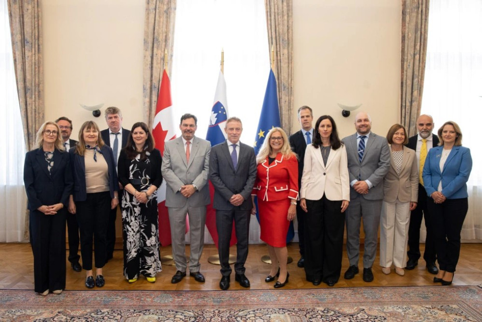 obe delegaciji na ustavnem sodišču