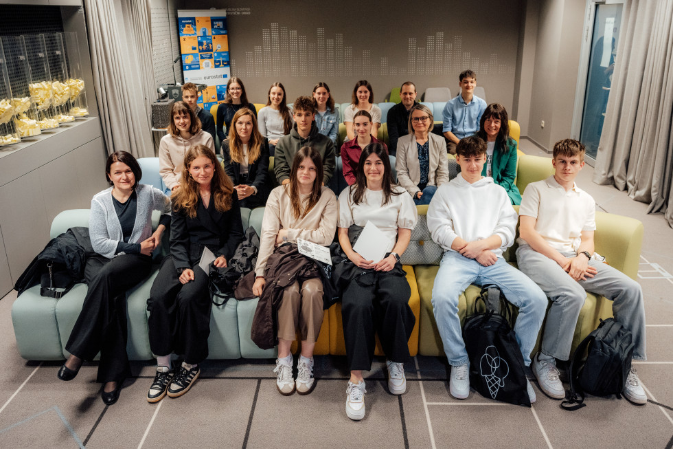 Skupinska fotografija dijakov in dijakinj, ki so bili člani zmagovalnih ekip. Na sliki so tudi njihovi mentorji.  