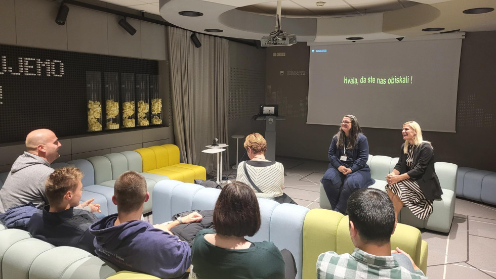 Udeleženci dneva odprtih vrat 2024. Na sliki generalna direktorica in namestnica generalne direktorice skupaj z udeleženci. 