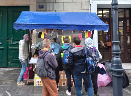 Skupina otrok si ogleduje stojnico o Belgiji