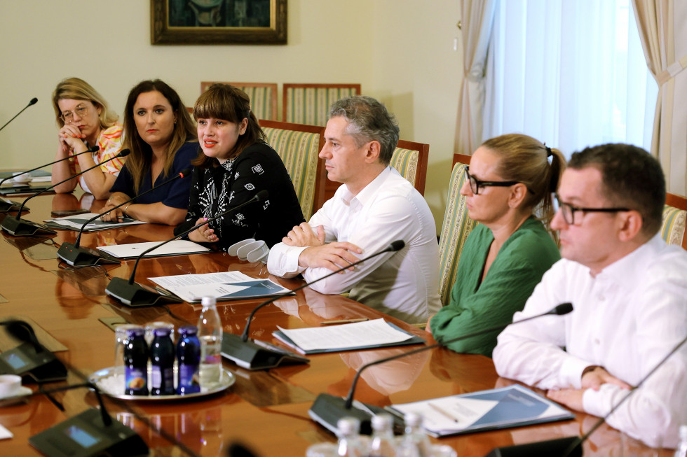 Člani Strateškega sveta za preprečevanje sovražnega govora dr. Kaja Širok, Petra Bezjak Cirman, dr. Robert Golob, Katarina Bervar Sternad in dr. Marko Milosavljević sedijo za omizjem