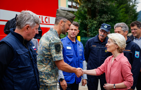 53103665232 7943096630 o (European Commission president Ursula von der Leyen shaking hands with member of foreign military personnel helpong in Črna after the floods.)