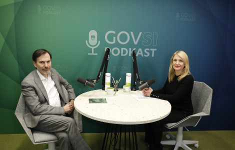 AZC1801 (A man and a woman sitting at a desk with microphones on it.)