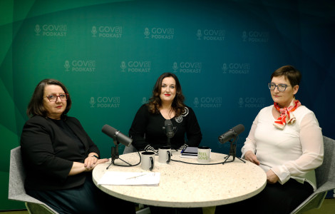 AZC8629 (Mojca Ramšak Pešec, Petra Bezjak Cirman and Irena Ilešič Čujovič sitting at a table with microphones.)