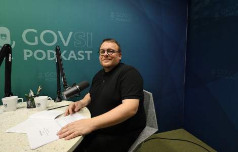 DK995137 (Minister sitting at a table with microphone on it)
