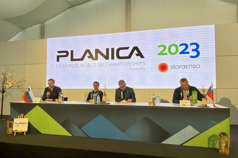 Franci Pavšer, Franci Petek, Matjaž Han in Metod Ropret sedijo za omizjem.