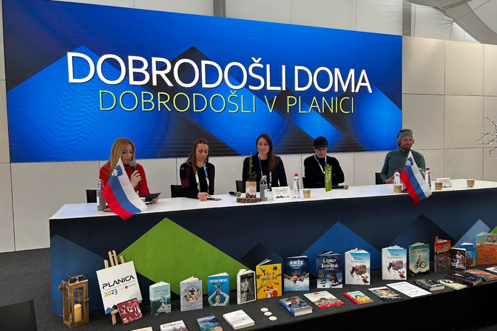Ana Tavčar, Katja Stergar, Sara isaković, Tadej Golob in Klemen Bauer sedijo za omizjem.