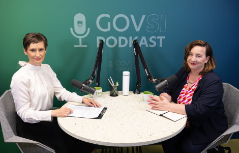 J57A0278 (Two women are sitting at a round table with microphones, with the word 'govsi podcast' written behind them.)