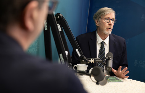 J57A7163 (A man is sitting at a table with a microphone.)