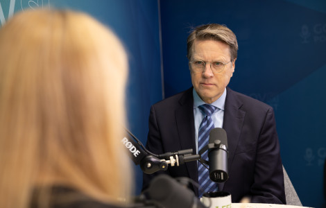 J57A8228 (A man sitting, in front of him is a microphone)