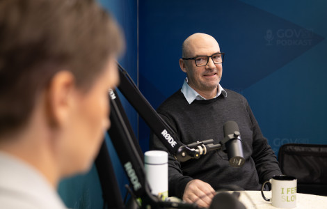 J57A8332 (A woman and a man sitting at a table.)
