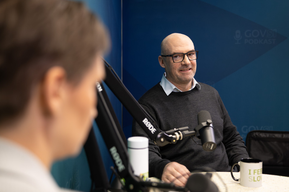 Ženska in moški sedita za mizo