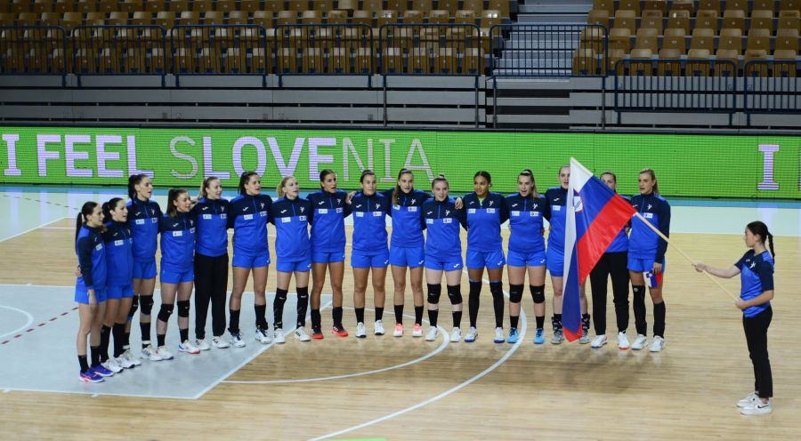 Group photo of handball players in the hall.