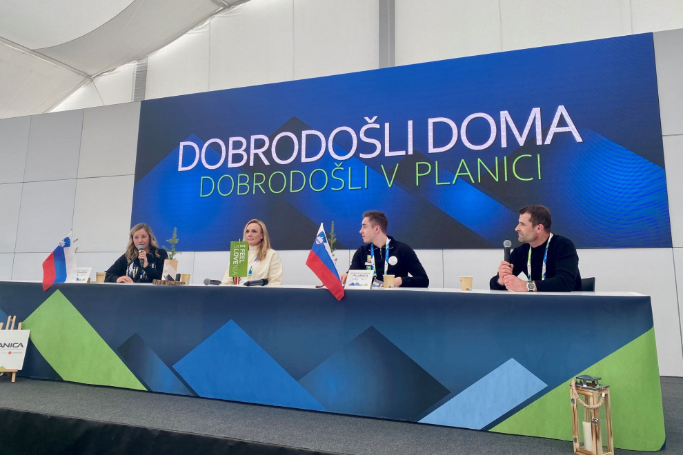 Moderatorka, Petra Majdič, Jernej Slivnik in Andrej Hauptman sedijo na odru.