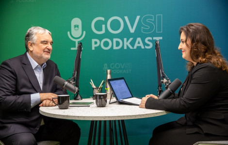 6017815 (Emil Erjavec and Petra Bezjak Cirman sitting at a round table, behind them is a sign GOVSI podkast.)