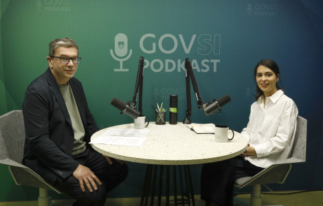 Zoran Potič Maria Giovanna Sesso  (A man and a woman sitting at a round table with microphones.)