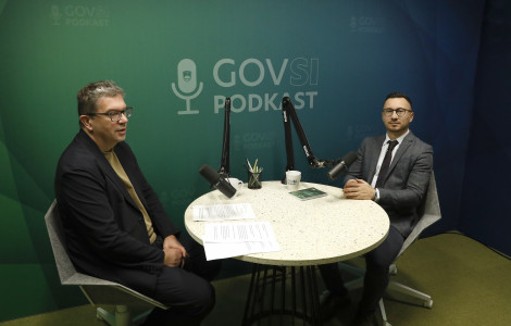AZC1490 (Two men sitting at a round table with microphones.)