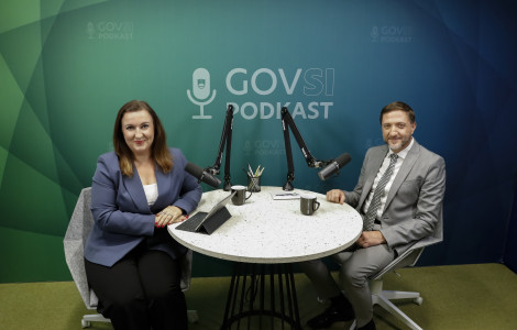 AZC1693 (A woman and a man sitting at a round table.)