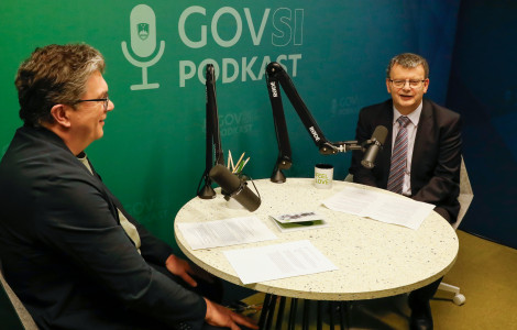 AZC9850 (Two men sitting at a table and talking.)