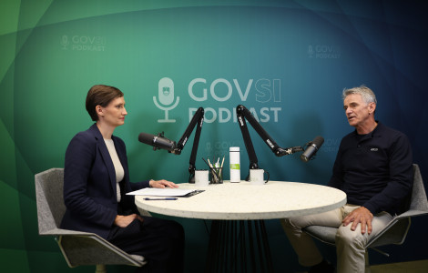 DK996725 (A woman and a man are sitting at a table on which there are microphones)