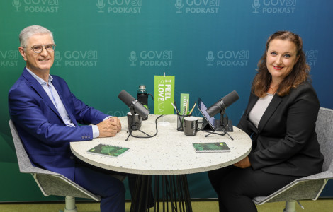 DK 6479 (Franjo Bobinac and Petra Bezjak Cirman are sitting at a round table with microphones.)