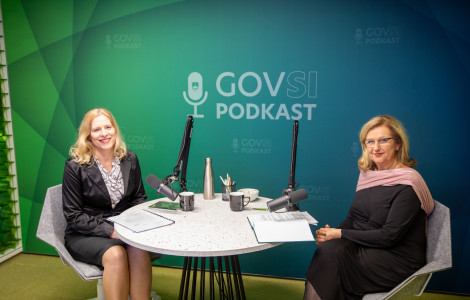 DK 9440 (Janja Zupančič and Vesna Žarkovič sitting at the table with microphones on it.)