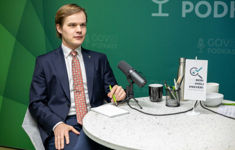 J57A5621 (Younger man sitting at a table)