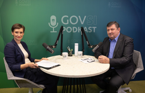 J57A9855 (A woman and a man sitting at a round table with microphones.)