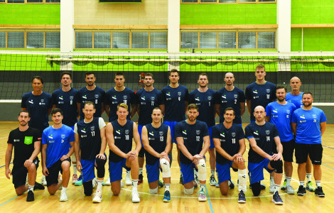 Slovenska reprezentanca_odbojka (Group picture of the Slovenian men's volleyball team in the hall.)