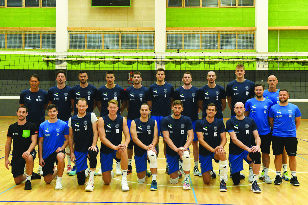 Group picture of the Slovenian men's volleyball team in the hall.