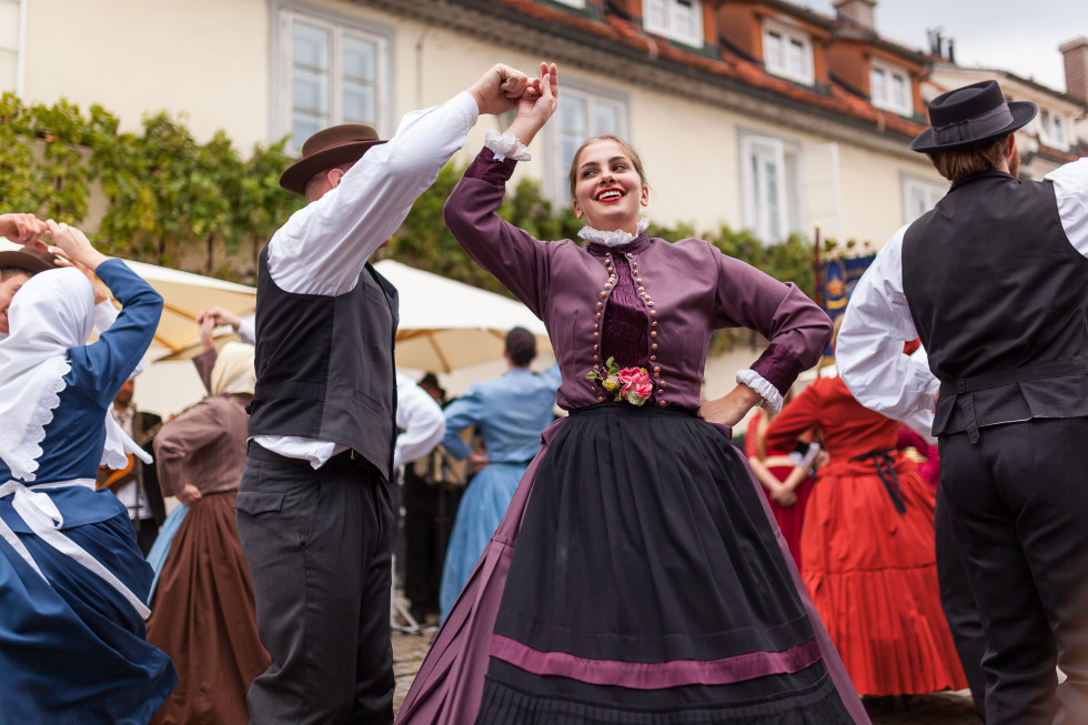 Plesalci folklorne skupine na Festivalu Stare trte.