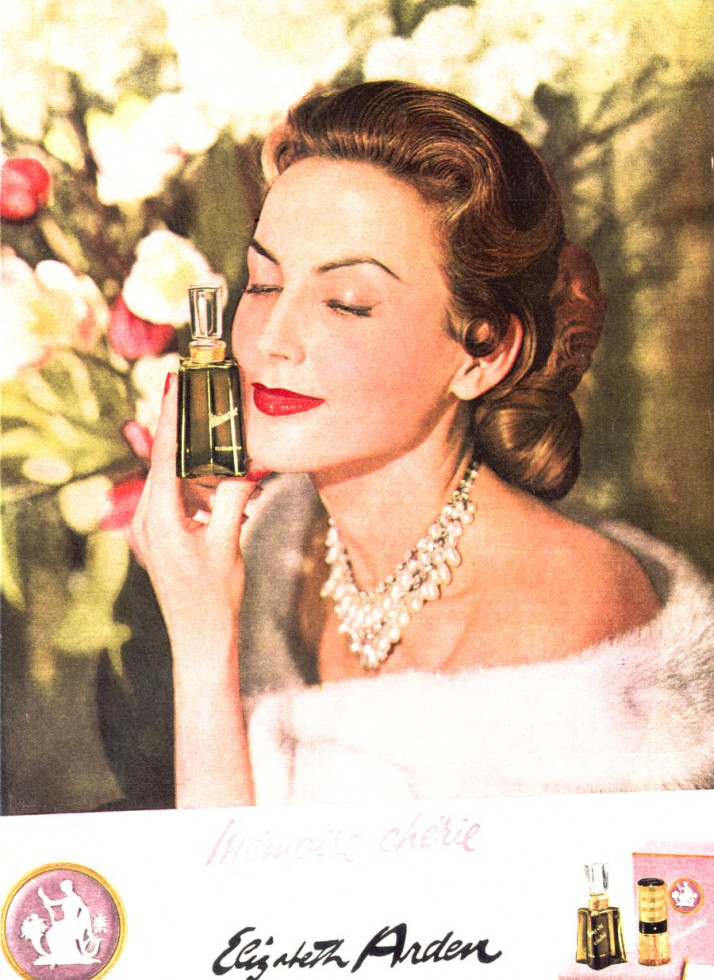 Ženska na plakatu z razpršilcem za parfum.