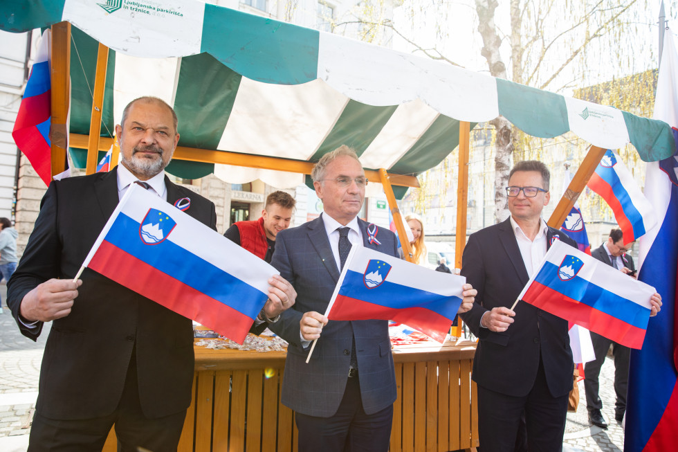 pred stojnico stojijo Alojz Kovšca, Aleš Hojs in Zvonko Černač