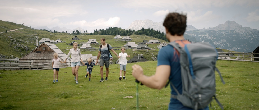 Prizor iz filma 30 vrhov. Srečanje glavnega igralca s pohodniki, Velika planina