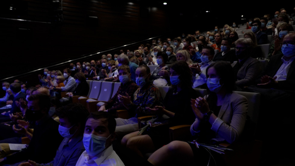 Občinstvo na premieri filma 30 vrhov, sedi v dvorani.