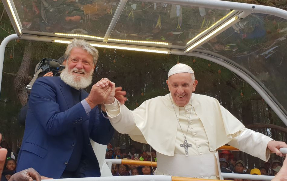Pedro Opeka in papež Frančišek se držita za roke.