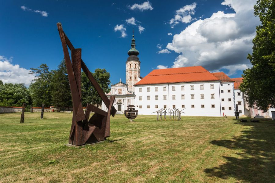 Samostan Kostanjevica na Krki, v ospredju forma viva.