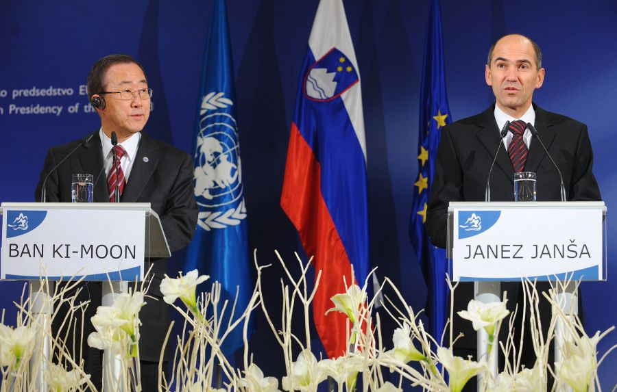 Ban Ki-moon in Janez Janša za govorniškima pultoma.