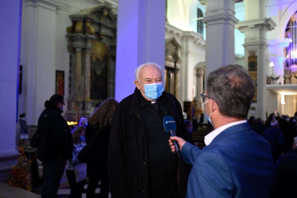 Koprski škof Jurij Bizjak govori v mikrofon o vtisih po koncertu