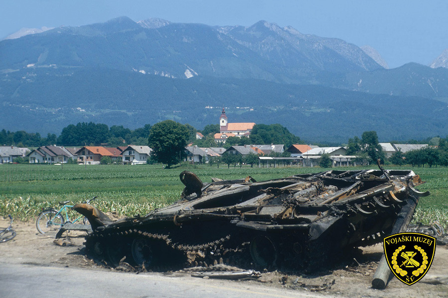 Zmečkan tank jugoslovanske armade.